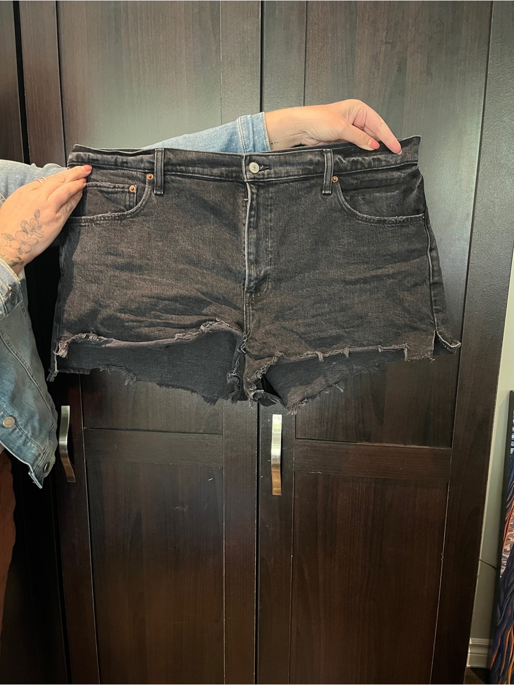 Abercrombie & Fitch The Mom Short High Rise Denim Shorts(Washed Black)Size 34/18